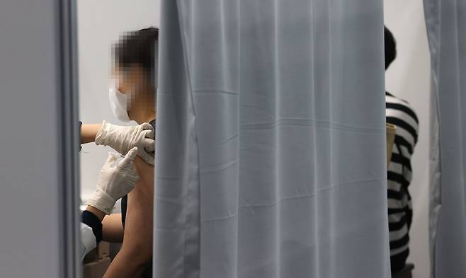 9월 24일 서울 마포구민체육센터에 마련된 코로나19 예방접종센터에서 시민들이 백신을 접종하고 있다. /연합뉴스