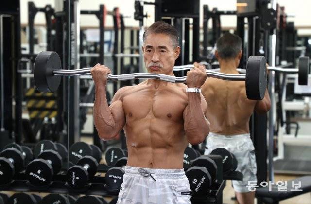 조우순 부회장이 서울 목동 에스짐파리공원점에서 근육운동을 하고 있다. 보디빌딩 생활스포츠지도사 자격증을 딴 그는 보디빌딩 지도자로 ‘제2의 인생’을 살고 있다. 이훈구 기자 ufo@donga.com