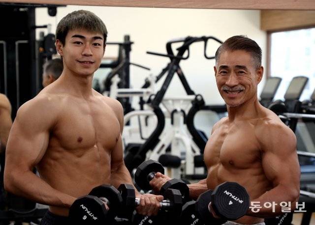 조우순 부회장(오른쪽)이 서울 목동 에스짐파리공원점에서 아들 현우 씨와 포즈를 취했다. 조 부회장은 현우 씨의 조언으로 보디빌딩 지도자 및 마스터스 선수로 활약하고 있다. 이훈구 기자 ufo@donga.com