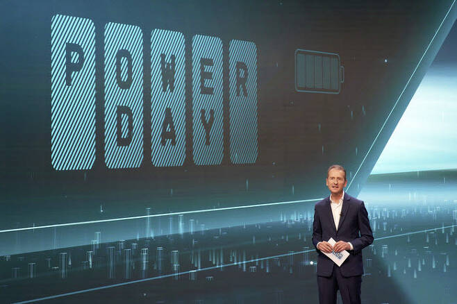 허버트 디에스 폭스바겐그룹 CEO가 파워데이에서 전기차 배터리 로드맵을 발표하고 있다.