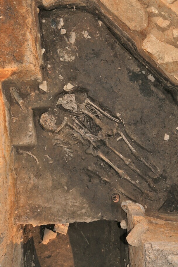 Remains of a man and woman in their 50s found beneath the Wolseong Palace’s western wall in the base dirt. Northeast of where their bodies were found, just 50 centimeters away, was where remains of a woman in her 20s were recently unearthed. All remains have been judged to be victims of human sacrifices meant to wish for the safety of the fortress walls. (provided by Gyeongju National Research Institute of Cultural Heritage)