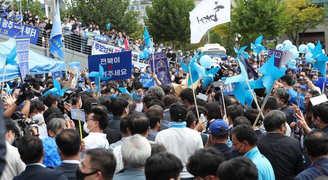 25일 광주·전남 지역순회 경선이 열리는 광주 김대중컨벤션센터 앞에서 지지자들의 응원전이 펼쳐지고 있다. 광주/강창광 선임기자