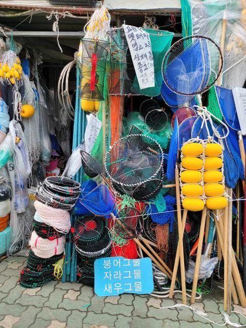 평화선구점은 어선관련 용품 1,000여 점을 판매하고, 맞춤형 제작도 한다. 목포= 박경우 기자