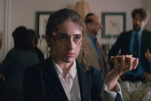 왓챠에서 공개된 영화 '시바 베이비'는 부모의 성화로 유대인의 전통 장례식 '시바'에 끌려가 친인척은 물론 껄끄러운 관계의 사람들을 만나고, 취업 여부나 남자친구 유무를 묻는 불편한 질문에도 웃어넘겨야 하는 상황에 처하게 된 주인공 대니얼의 이야기를 냉소적인 코미디로 그렸다. IMDb 제공