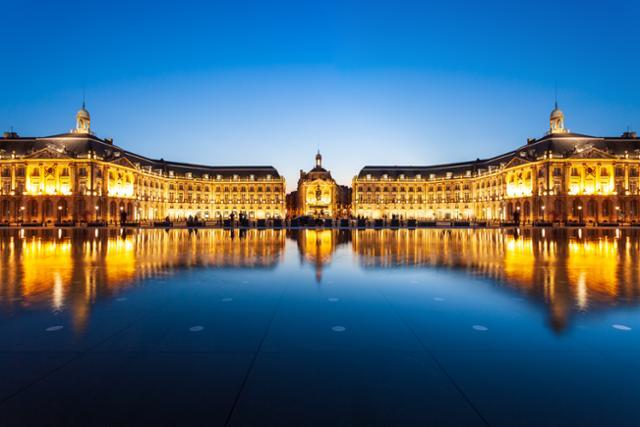 부르스 궁(Palais de la Bourse). 루이 15세의 요청으로 앙주 자크 가브리엘이 보르도시 부르스 광장에 지었다. 보르도를 대표하는 건물로 18세기 프랑스 근대 건축의 장엄함과 화려함을 보여준다. 게티이미지뱅크