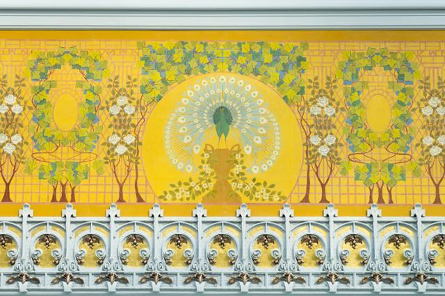 19세기 아르누보 양식이 적용된 사마리텐 내부 벽면에 공작과 식물 등이 화려하게 그려진 벽화가 있다. ⓒSamaritaine·프랑스 관광청