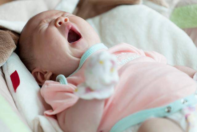 자녀가 태어났을 때 청력 검사를 제대로 하지 않아 난청을 조기 진단해 치료하지 않으면 자칫 성장에 큰 문제를 일으킬 수 있다. 게티이미지뱅크