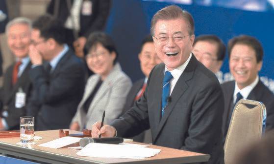 2017년 8월 취임 100일을 맞은 문재인대통령이 청와대 영빈관에서 내.외신 기자회견을 하고 있다. 청와대 사진기자단