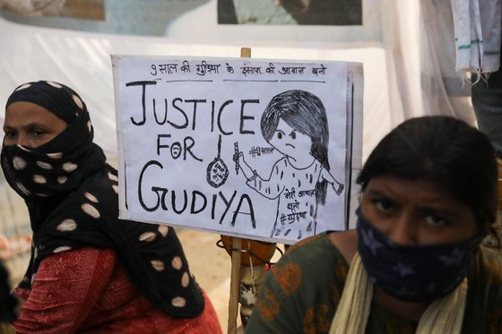 인도에서는 하루 평균 77건의 강간 사고가 발생하고 있다. 사진은 지난 8월 강간당하고 살해된 9세 아동 사건을 계기로 인도 여성들이 항의하는 시위 모습. 로이터=연합뉴스