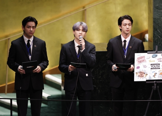 그룹 BTS(방탄소년단)의 슈가가 20일(현지시간) 미국 뉴욕 유엔본부 총회장에서 열린 제2차 SDG Moment(지속가능발전목표 고위급회의) 개회식에서 발언하고 있다. 뉴시스