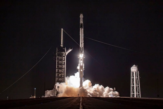 민간인 4명을 태운 스페이스X의 왕복 우주선 `크루 드래건`이 재사용 로켓 `팰컨9`에 실려 지난 15일 지구 저궤도를 향해 발사된 모습. /사진 제공=스페이스X