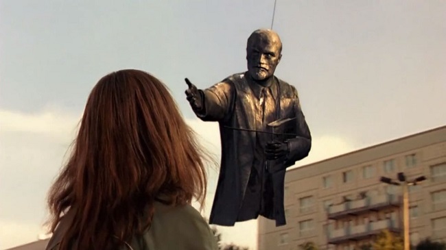 헬리콥터로 운반되는 레닌 동상이 마치 어머니에게 작별을 고하는 듯하다. 한때의 권력은 새 시대의 권력에 자리를 내주게 돼 있다.