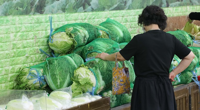 24일 서울 서초구 하나로마트 양재점에서 시민들이 식료품을 구매하고 있다. [한주형 기자]