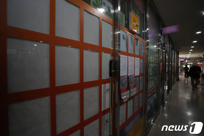 서울 시내 한 공인중개사무소에 앞에 매물 정보란이 대부분 비어있다. /사진제공=뉴스1