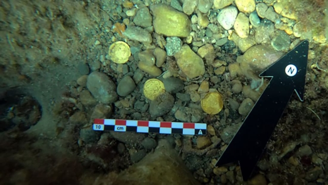 스페인 동부 해안에서 아마추어 프리다이버 두 명이 역사적으로 가치가 큰 로마시대 금화를 발견했다. /사진=트위터 캡처