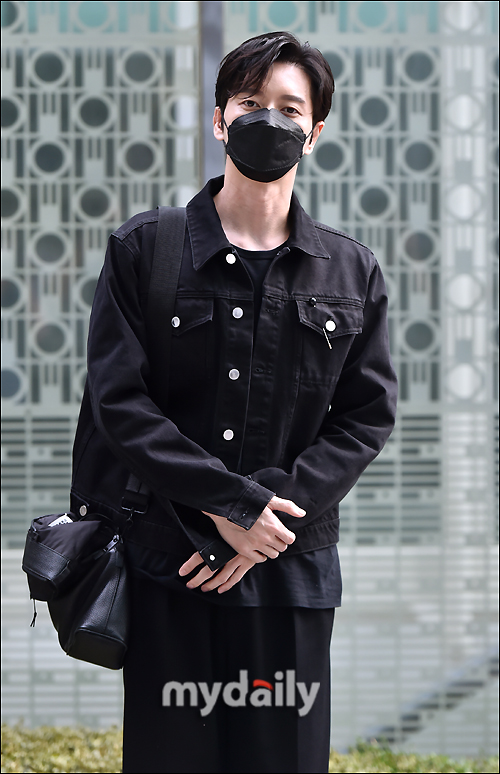 Actor Park Hae-jin has a photo time on his way to work ahead of an Online fan meeting held at the Spigen Hall in Samseong-dong, Seoul on the afternoon of the 25th.