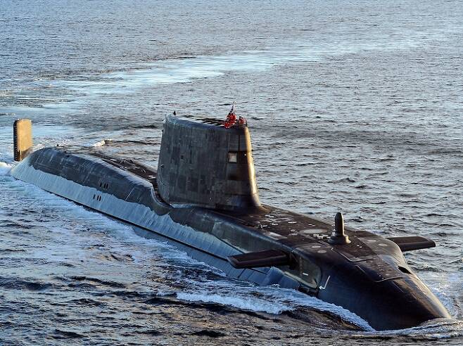 영국 해군 아스튜트급 핵추진잠수함이 수면 위로 부상한 채 항해를 하고 있다. 세계일보 자료사진