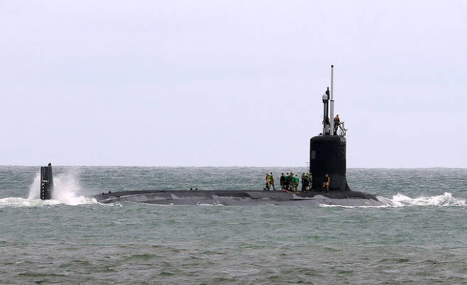 미 해군 버지니아급 핵추진잠수함이 항구에 입항하기에 앞서 수면 위로 부상해 대기하고 있다. 게티이미지