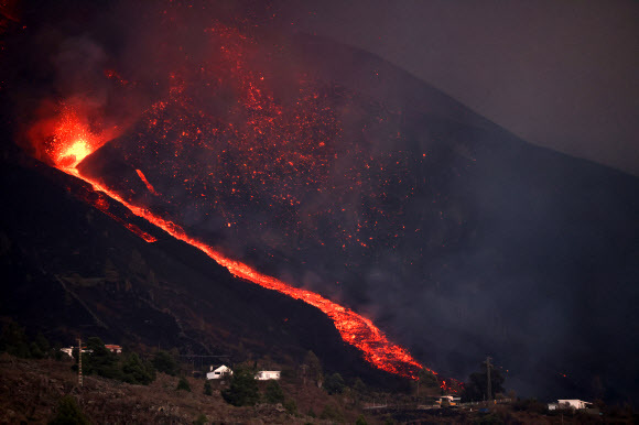 유럽의 하와이로 불리는 스페인 카나리아 제도 라팔마 섬의 쿰브레 비에하 화산이 현지시간으로 19일 폭발했다. 로이터 연합뉴스