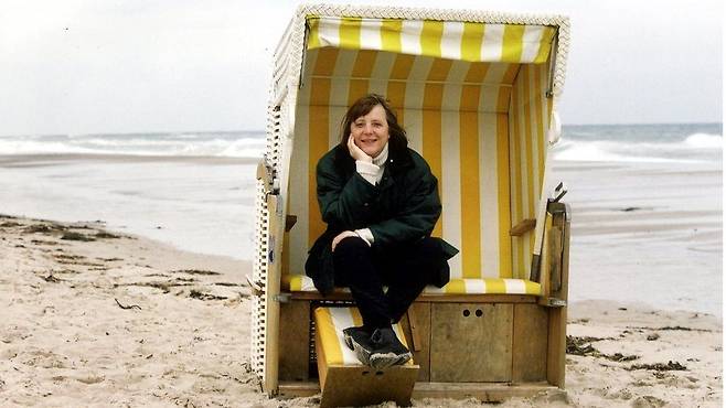 2000년 3월- 메르켈이 중도우파 기독민주당(CDU) 총재로 선출됐는데 그 무렵 해변에서 망중한을 즐기고 있다.게티이미지 자료사진