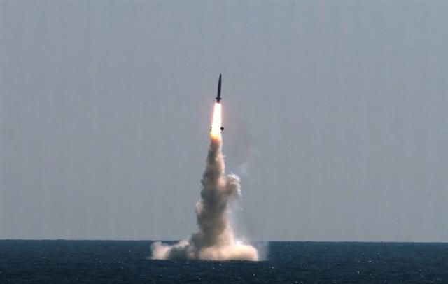 - 우리나라가 자체 개발한 잠수함발사탄도미사일(SLBM)의 잠수함 발사시험이 지난 15일 국내 최초로 성공했다. 이날 악천후 속에서 실시된 SLBM의 잠수함 발사시험 성공은 세계 7번째다. 사진은 15일 SLBM 발사시험 모습. 2021.9.15 국방부 제공