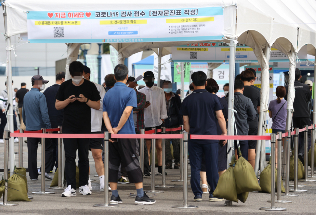 25일 오전 서울역 광장에 마련된 중구임시선별검사소에서 시민들이 검사를 받기 위해 기다리고 있다./연합뉴스