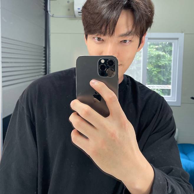 Kim Woo-bin posted a picture on his Instagram on the 25th.In the photo, Kim Woo-bin, who is taking a selfie in a mirror, is shown.In particular, Kim Woo-bin is captivating many fans with points such as body, small face, and island corn hand that boast inverted triangle physical.Meanwhile, Kim Woo-bin is about to release Choi Dong-hoons new film Electric + Inn.Photo: Kim Woo-bin Instagram