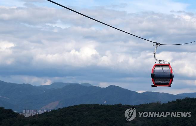 가을 하늘 속으로 (춘천=연합뉴스) 양지웅 기자 = 24일 강원 춘천시 삼악산 케이블카가 내달 초 개장을 앞두고 시운전을 하는 모습이 파란 하늘과 어우러져 가을 풍경을 연출하고 있다. 2021.9.24 yangdoo@yna.co.kr
