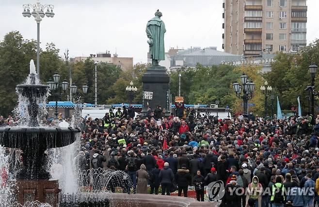 (타스=연합뉴스) 25일(현지시간) 모스크바 푸시킨 광장에서 시위를 벌이는 공산당원들.