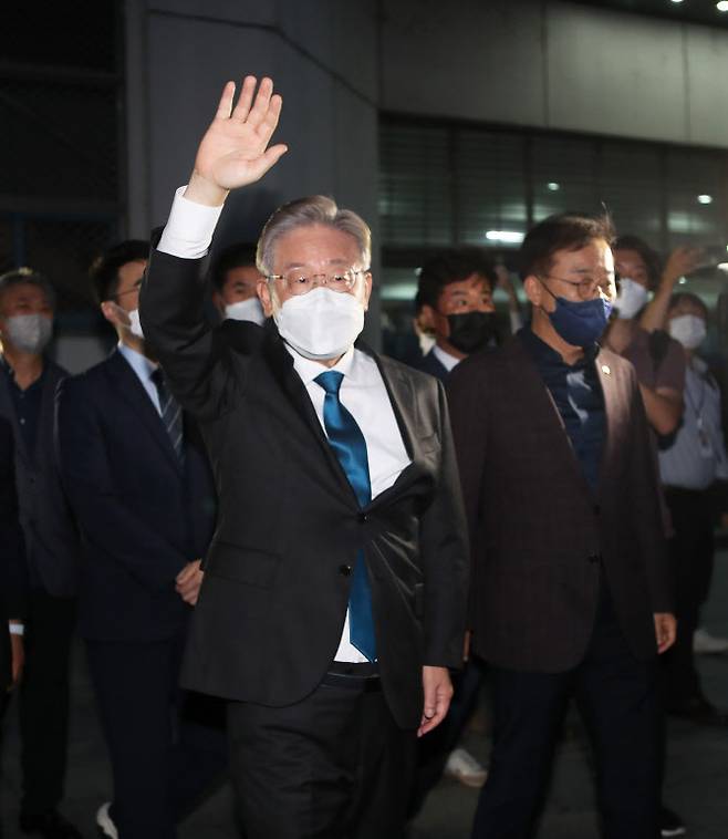더불어민주당 대선주자인 이재명 경기지사가 26일 전북 완주군 우석대학교 체육관에서 열린 더불어민주당 대선 후보 선출을 위한 전북 합동연설회장을 나서며 손을들어 인사하고 있다. (사진= 연합뉴스)