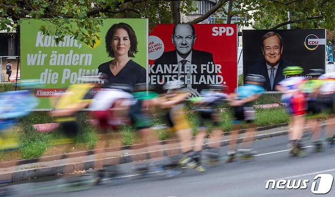 왼쪽부터 독일 녹색당, 사회민주당(SPD), 기독민주·사회당(CDU·CSU) 연합 후보 포스터 2021.09.25 © AFP=뉴스1