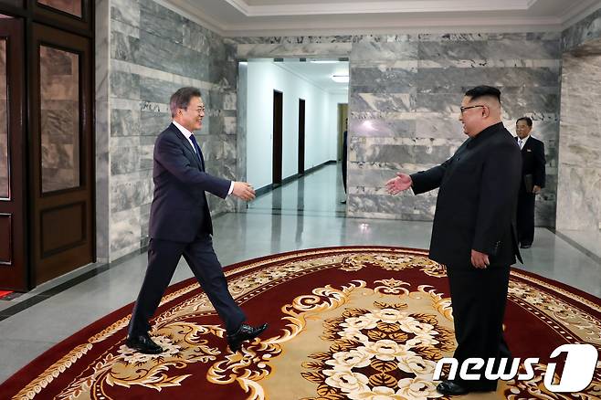 문재인 대통령과 김정은 북한 국무위원장이 지난 2018년 5월26일 오후 판문점 북측 통일각에서 정상회담을 하기 앞서 악수하고 있다. (청와대 제공) 2018.5.27/뉴스1