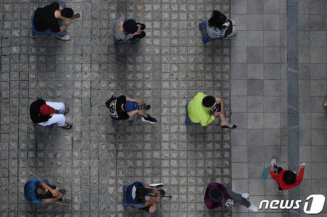 26일 오전 서울 관악구보건소에 마련된 코로나19 선별지료소에서 시민들이 검사를 받기 위해 대기하고 있다. 질병관리청 중앙방역대책본부는 이날 0시 기준 신종 코로나바이러스 감염증(코로나19) 신규 확진자가 2771명 발생했다고 밝혔다. 전날 3273명으로 역대 최다 확진자가 발생한데 하루만에 두 번째 규모를 기록했다. 2021.9.26/뉴스1 © News1 성동훈 기자