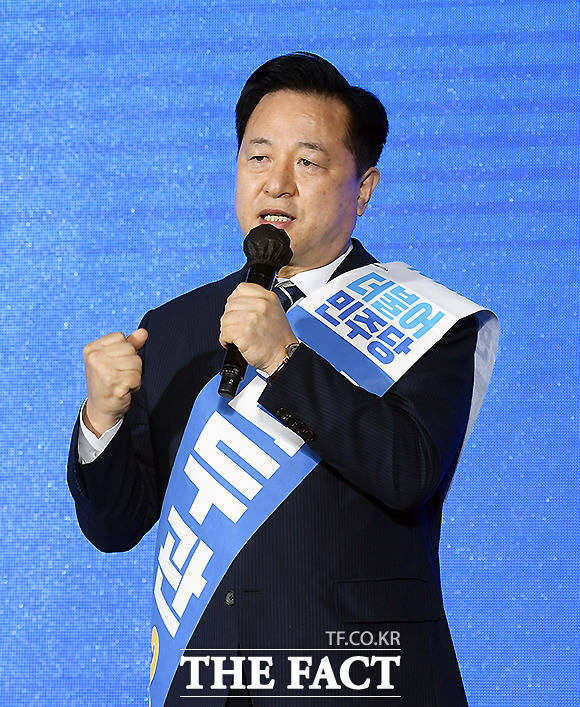 더불어민주당 대선 경선에서 김두관 의원이 26일 후보를 사퇴하고 이재명 경기지사 지지를 전격 선언했다. /이새롬 기자