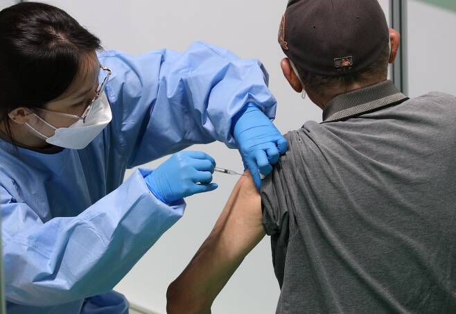 2021년 4월 20일 오후 대전 중구 한밭체육관에 마련된 코로나19 예방접종센터에서 어르신들이 백신 접종을 받고 있다./신현종 기자