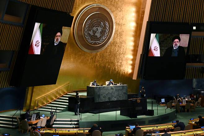 에브라힘 라이시 이란 대통령이 21일(현지시각) 미국 뉴욕 유엔본부에서 열린 제76차 유엔총회에 화상으로 참석해 연설하고 있다. /AP 연합뉴스