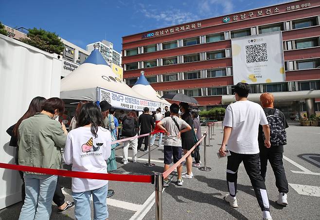 26일 서울 강남구보건소에 마련된 임시선별진료소를 찾은 시민들이 코로나19 검체 채취 순서를 기다리고 있다. /연합뉴스