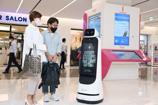 코엑스몰을 방문한 고객들이 LG 클로이 가이드봇을 체험하고 있다. <LG전자 제공>