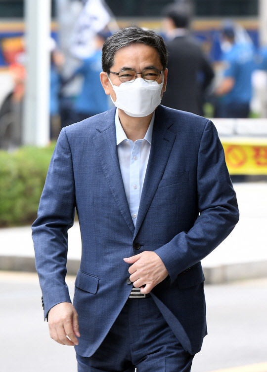 지난 8월30일 국회 패스트트랙 충돌 사건으로 재판을 받고 있는 국민의힘 곽상도 의원이 서울 남부지법에서 열리는 속행 공판에 출석하고 있다.연합뉴스