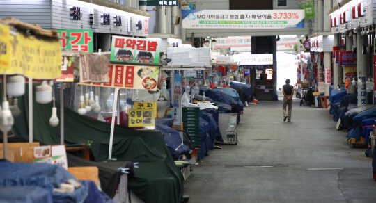 26일 오전 코로나19 집단감염 발생으로 폐쇄된 서울 중구 중부시장이 한산한 모습을 보이고 있다. 연합뉴스