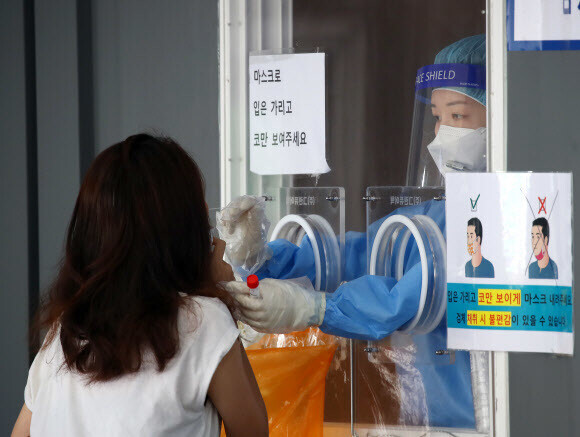 서울역 광장 앞에 마련된 임시선별검사소에서 의료진이 검체를 채취하고 있다. 연합뉴스