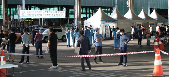 서울 송파구 가락시장에 마련된 코로나19 선별검사소에서 26일 시민들이 검사 대기를 하고 있다. 뉴스1