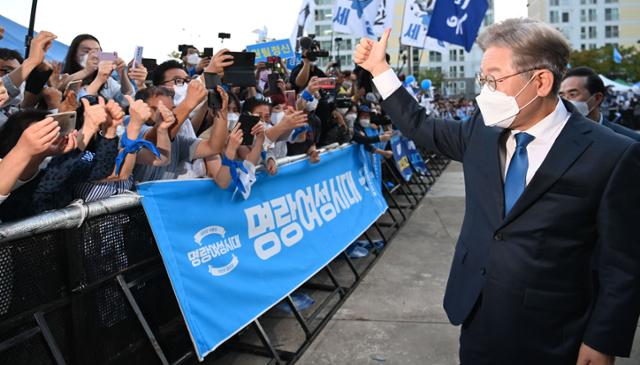 이재명 경기지사가 25일 광주 서구 김대중컨벤션센터에서 민주당 대선 후보 경선 광주·전남 합동연설회를 마친 뒤 지지자들에게 손을 흔들고 있다. 뉴시스