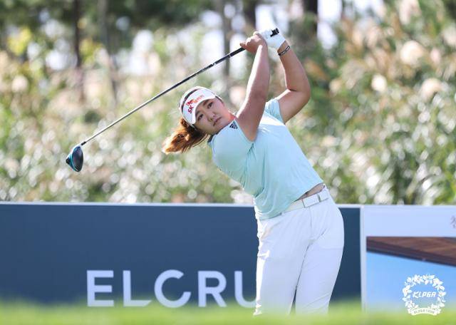유해란이 26일 경기 안산시 대부도 아일랜드CC에서 열린 '엘크루-TV조선 프로 셀러브리티' 파이널라운드 1번 홀에서 티샷을 하고 있다. KLPGA 제공