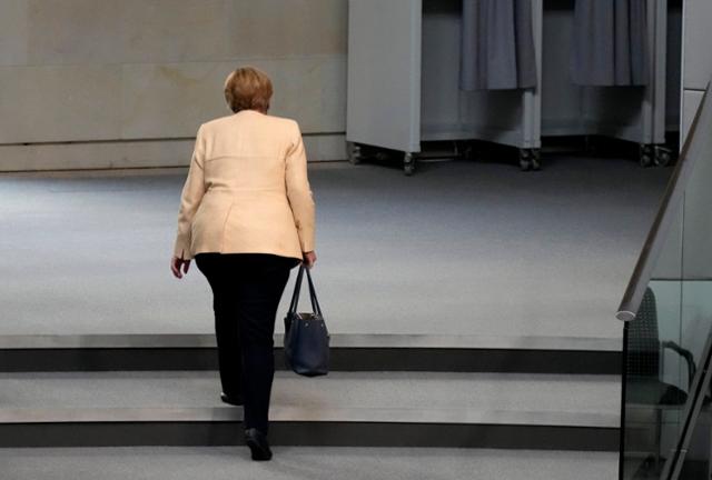 앙겔라 메르켈 독일 총리가 7일 베를린에서 열린 정책 토론회에 참석한 후 퇴장하고 있다. 베를린=AP 연합뉴스