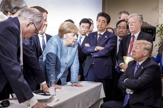 2018년 6월 캐나다에서 열린 주요 7개국(G7) 정상회담에서 앙겔라 메르켈(가운데) 독일 총리가 다른 나라들에 대한 고율 관세 부과, 이란 핵합의 탈퇴 등 일방적인 미국 우선주의 행보를 보이는 도널드 트럼프(맨 오른쪽) 당시 미국 대통령과 대치하고 있다. 트럼프 행정부에 맞서는 국제사회의 리더 역할을 상징적으로 보여 준 모습이라는 평가가 나왔었다. 독일 연방정부 제공