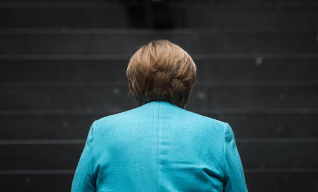 앙겔라 메르켈 독일 총리가 7월 베를린의 기자회견장에 도착해 걸어가고 있다. 16년간의 총리직에서 물러나 자연인으로 돌아가는 그의 앞날을 상징적으로 보여주는 뒷모습이다. 베를린=AFP 연합뉴스