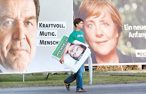 2005년 총선에서 승리해 독일 첫 여성 총리가 된 앙겔라 메르켈(오른쪽). [중앙포토]
