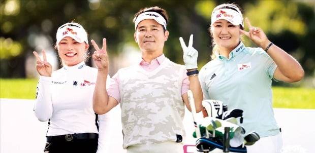 < 가수 임창정과 승리의 미소 > 26일 한국여자프로골프(KLPGA)투어 엘크루-TV조선 프로 셀러브리티 최종 라운드에서 한 조로 묶인 유해란(오른쪽부터)과 가수 임창정, 김지영이 1번홀 티샷을 앞두고 함께 모였다. 유명인의 스코어를 포함해 해당 홀에서 가장 좋은 점수를 팀 성적으로 삼는 ‘팀 베스트 스코어 방식’에서 셋은 14언더파를 합작해 전체 1위를 차지했다. KLPGA 제공