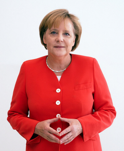 2010년 앙겔라 메르켈 독일 총리가 ‘메르켈 마름모’ 손모양을 하고 포즈를 취하고 있다.  위키피디아